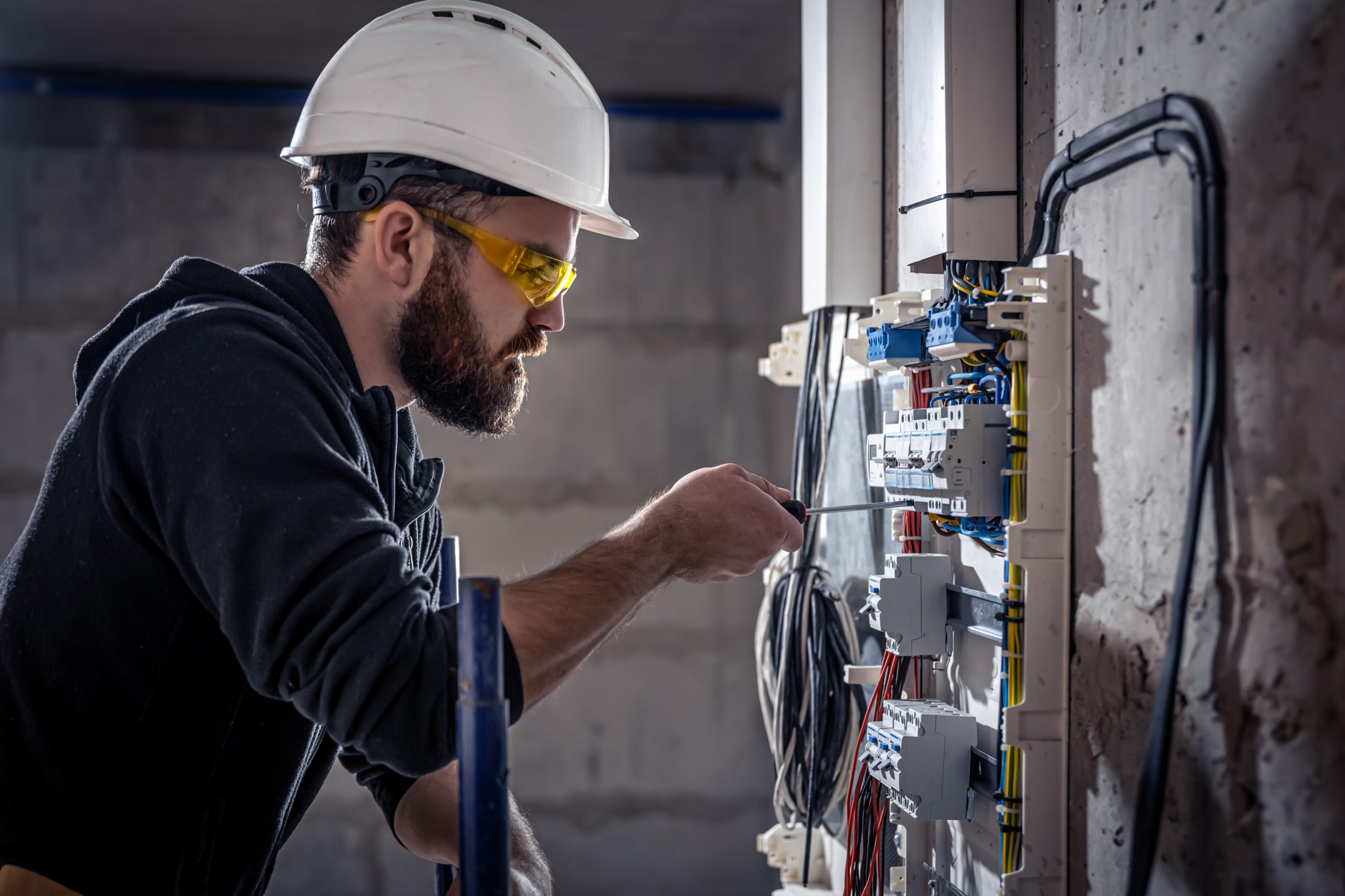 Eletricista profissional realizando manutenção elétrica